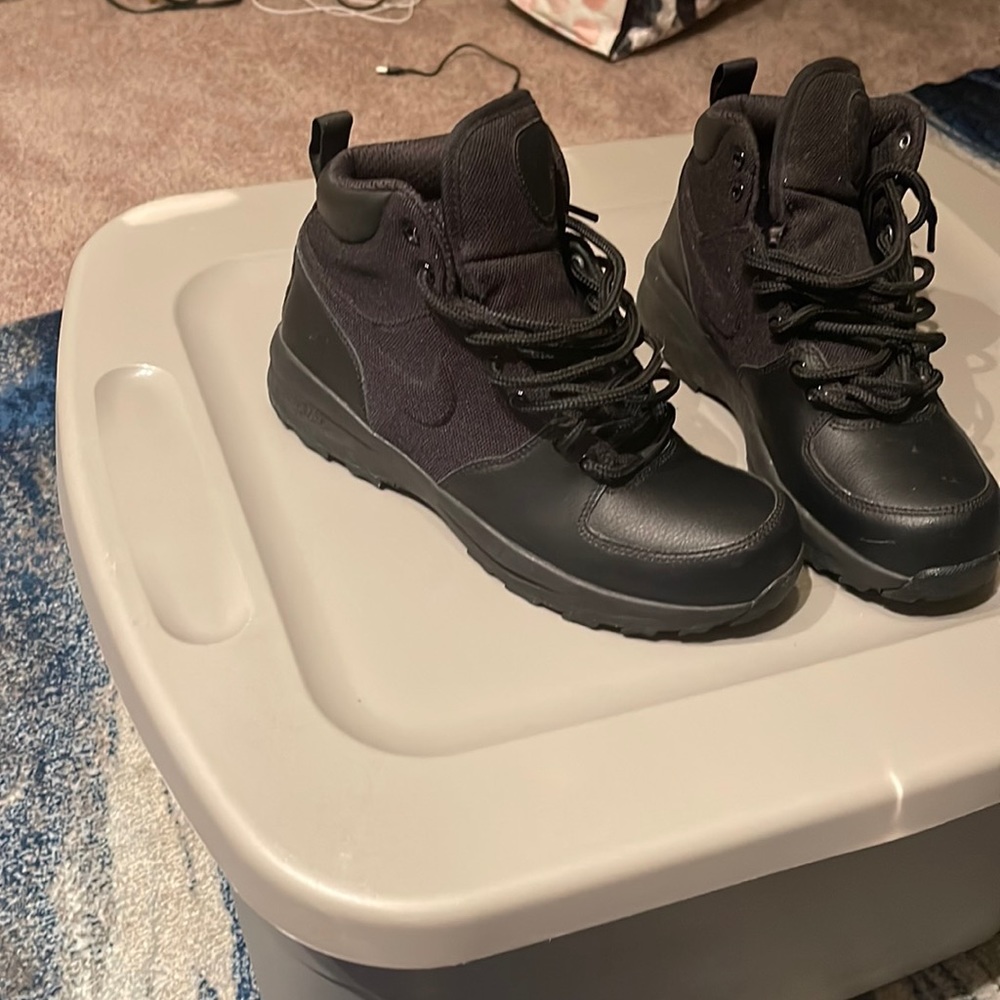 Black Nike ACG Boots Size 6youth (6 in boys equals a 8 in Womens)